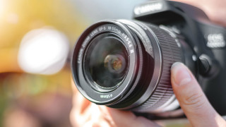Camera holding person art macro - a len free wallpaper