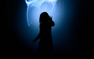 Woman blue light smoke hologram - interactive free wallpaper
