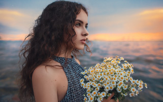 Woman bouquet daisies sunset beach - a woman holding free wallpaper