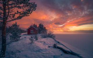 Red house snowy hill sunset - bruno liljefors free wallpaper