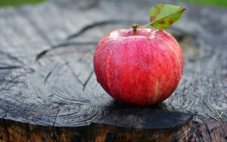 Red apple wooden table leafy - eve disher free wallpaper