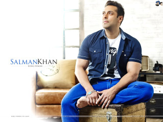 Man sitting trunk room couch - handsome free wallpaper