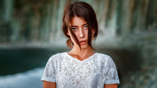 Surprised woman brown eyes outdoors - background free wallpaper for desktop