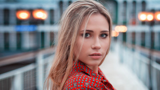 Blonde woman building lights red - a red shirt free wallpaper