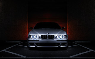 Silver car red door night - a silver car free wallpaper
