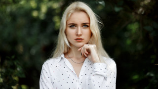 Blonde woman portrait forest bokeh - head and shoulders portrait free wallpaper