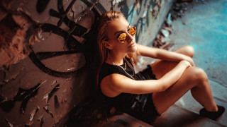 Woman sunglasses sitting graffiti portrait - graffiti free wallpaper