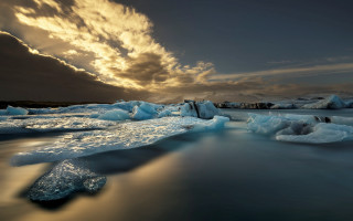 Icebergs water cloudy sky sunset - a group of icebergs free wallpaper