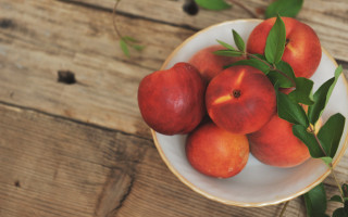 Peaches leaves wooden table still - a wooden table top free wallpaper