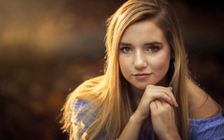Woman blonde hair portrait smile - her chin free wallpaper