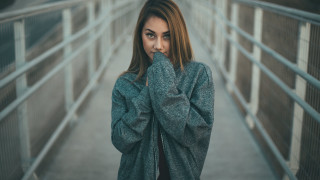 Bridge portrait serious woman blurry - optical free wallpaper