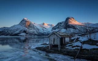 Snowy mountain shack lake river - a mountain range in the background free wallpaper