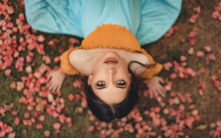 Woman laying flower background portrait - the ground free wallpaper for desktop