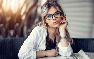 Woman glasses newspaper portrait blurry - glass free wallpaper
