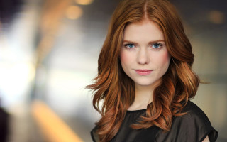 Redhair blueeyes blackdress woman portrait - a black top free wallpaper