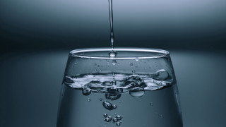 Glass water pouring blue background - a liquid free wallpaper
