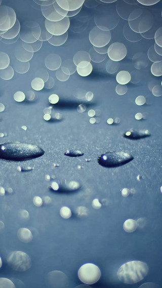 Water droplets blue background white - a blue background free wallpaper