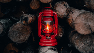 Red lantern pile logs neo - radiant free wallpaper