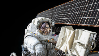 Space suit man satellite blackbackdrop - free space wallpaper