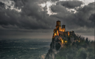 Castle hill dark sky cloud - a dark sky above free wallpaper