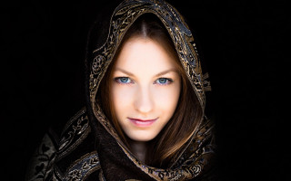 Woman scarf portrait blue eyes - a scarf free wallpaper