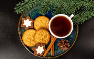 Cookies tea fir pinecones night - professional food photography free wallpaper