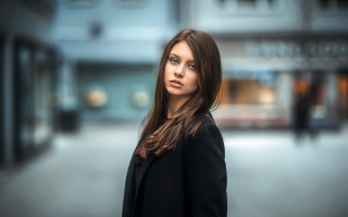 Woman black jacket blurry background - a blurry background free wallpaper