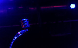 Microphone bluelight darkbackground applelogo night - bela čikoš sesija free wallpaper
