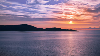 Sunset water mountain clouds cityscape - a sunset over a body of water free wallpaper