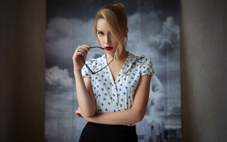 Woman blonde glasses serious look - a pair of glasses free wallpaper