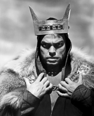 Man crown fur coat hands - still free wallpaper