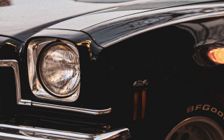 Black car headlight yellow light - a yellow light free wallpaper