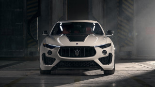 Masera suv dark room spotlight - a spotlight free wallpaper