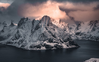 Mountain lake cloudy sky sunset - a sunbeam in the distance free wallpaper