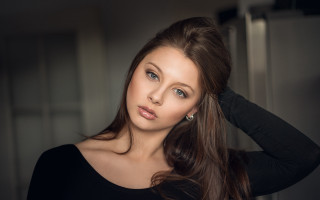 Woman longhair blackshirt earrings portrait - a picture free wallpaper