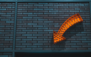 Traffic light brick wall arrow - a traffic light free wallpaper