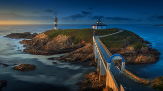 Lighthouse rocky cliff ocean night - a lighthouse free wallpaper