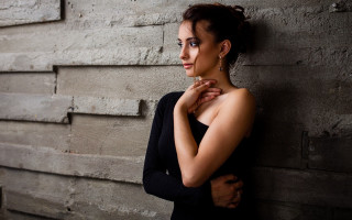 Elina karimova portrait wall blue - a woman leaning against a wall free wallpaper