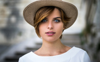 Woman hat serious blue eyes - her face free wallpaper for desktop