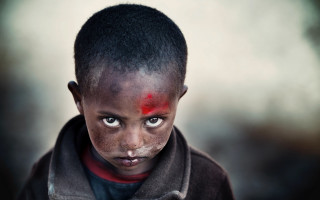 Young boy red spot serious - a young boy free wallpaper