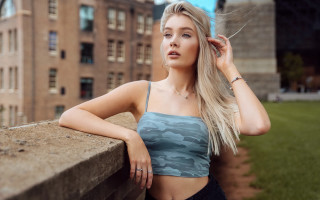 Blonde woman city background bokeh - grey background free wallpaper