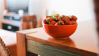 Bowl strawberries living room blurry - a bowl of strawberries free wallpaper