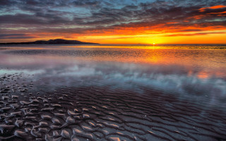Sunset beach mountain water city 2 - a sunset over a beach free wallpaper