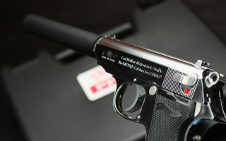 Gun red dot black handle - a stipple free wallpaper