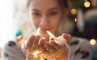 Woman candle lights bokeh adams - a string of lights free wallpaper