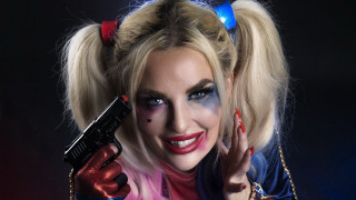 Harley woman gun creepy look - verdadism free wallpaper