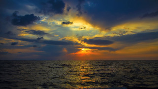 Sunset ocean clouds reflection horizon - colorful cloud free wallpaper