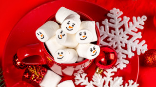 Red bowl marshmallows snowmen christmas - a christmas decoration free wallpaper