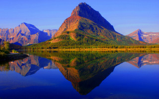 Mountain range reflection lake forest 8 - a lake free wallpaper