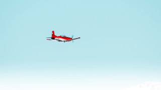 Small red white plane sky - minimalism free wallpaper